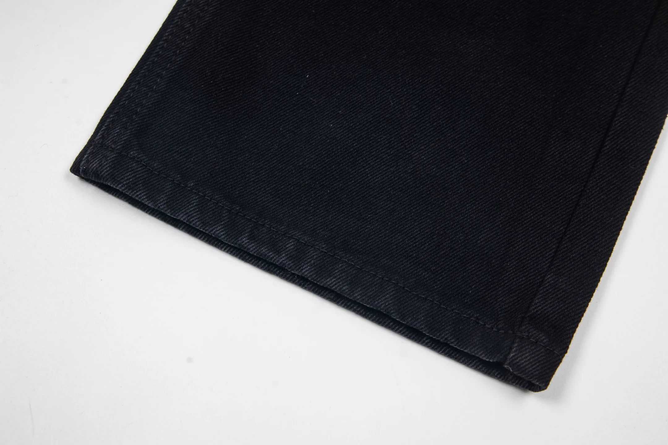 P260 Chrome Hearts Black Pants Sanskrit Black and White Patch Leather Jeans CH jeans need to be washed and then disassembled and hand-stitched with sheepskin cross leather and then spliced ​​together to complete. The whole piece has too many craftsmanship to explain, patchwork cross pattern embellishment, high-waisted washed jeans! ! Absolutely high-end luxury products, god-level single products and super popular products, made with top heavy industry, a must-see magic weapon. Customized hardware. The fabric is thick and soft after washing. It has good breathability. Customized small leather label. Unique design. The details are simple and elegant, and the workmanship is exquisite. The entire trousers are neatly routed and the details are in place! It’s so cool that both men and women can easily control the genderless trend! Style number: 1875# Color: black Size: 28 30 32 34